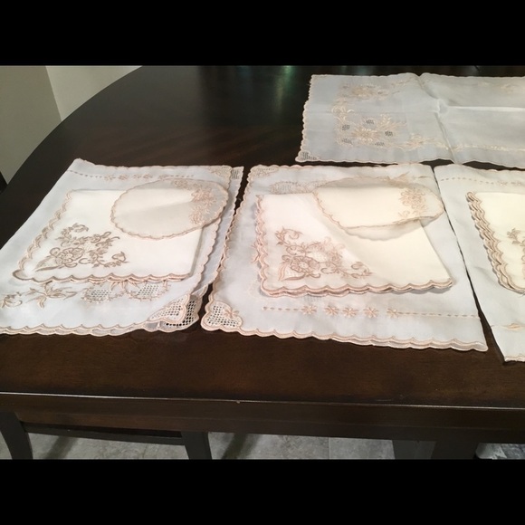 VINTAGE LUXURY SILK TABLECLOTH SETS FOR 6 - Picture 3 of 15